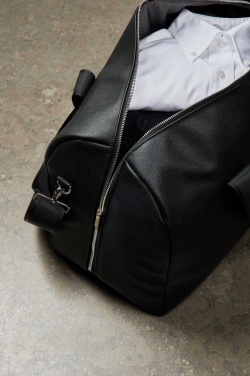 Logotrade Werbegeschenke das Foto: VINGA Bermond Wochenendtasche aus RCS recyceltem PU