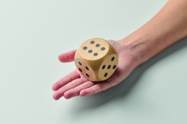 Logotrade Firmengeschenke das Foto: Spielwürfel Schima-Holz Ø 5cm