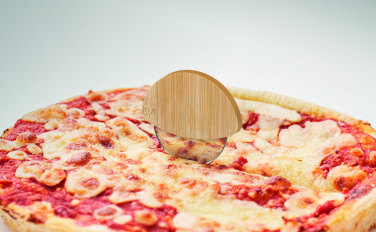 Logotrade Geschäftsgeschenke das Foto: Pizzaschneider Bambus