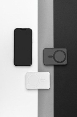 Logotrade firmakingituse foto: Magnetix RCS taaskasutatud plastist 5000 mah magnetjõupank