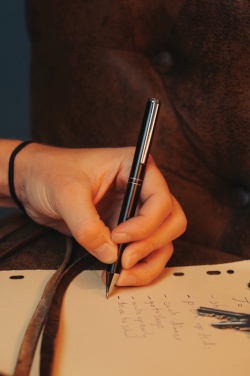 Logotrade ärikingituse foto: SP Tula RCS sertifitseeritud taaskasutatud PU võtmehoidja ja pliiatsikomplekt