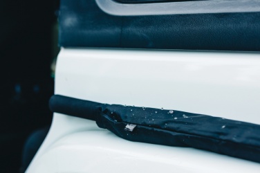 Logotrade reklaamkingituse foto: Swiss Peak Aware™ ülikerge manuaalne 25-tolline alumiinium vihmavari