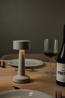 Logo trade firmakingi pilt: VINGA Maris RCS metallist ja taaskasutatud ABS-ist laualamp