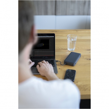 Logotrade mainoslahjat kuva: Xtorm XB403 Titan Ultra 27 000 mAh 200 W:n kannettavan tietokoneen varavirtalähde