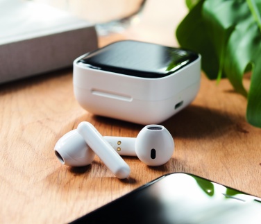 Logotrade korporatīvās dāvanas foto: TWS austiņas ar saules bateriju lādētāju