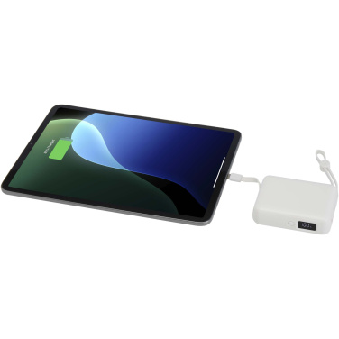 Logotrade ziemassvētku dāvanas foto: Acrux 10.000 mAh 35W planšetdatora pārnēsājamais akumulators ar iebūvētu C tipa kabeli - izgatavots no pārstrādātas plastmasas