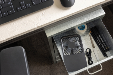 Logotrade ziemassvētku dāvanas foto: Aervina RCS pārstrādātas plastmasas uzlādējams galda ventilators
