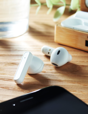 Лого трейд бизнес-подарки фото: TWS earbuds in bamboo case