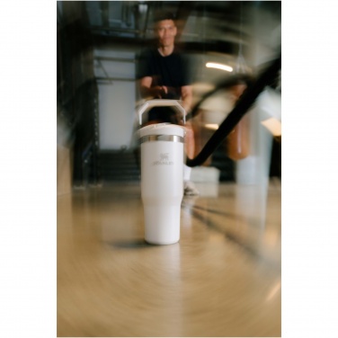 Logotrade presentreklam bild: Stanley 890 ml IceFlow™ flip-sugrör mugg