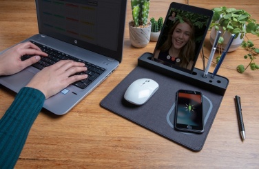 Logotrade presentreklam bild: Air musmatta med 5W trådlös laddning och USB