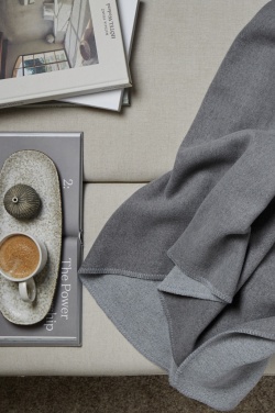 Logotrade presentreklam bild: VINGA Moulton GRS RPET pläd