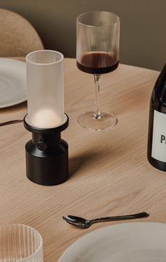 Logotrade reklamprodukter bild: VINGA Niori RCS bordslampa